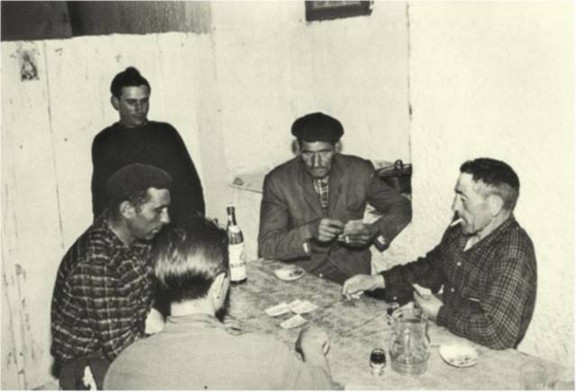 Vecinos de las islas Cíes jugando a las cartas