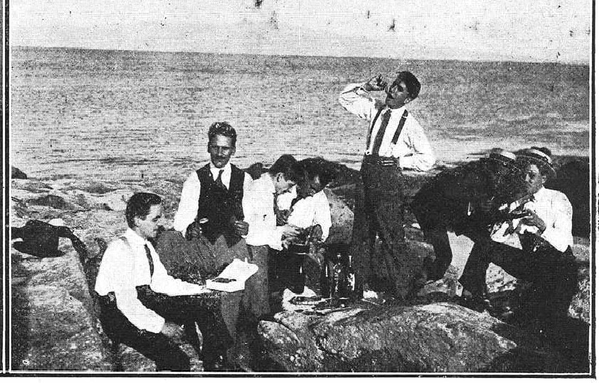 Verano de 1922. Excursionistas merendando en Cíes
