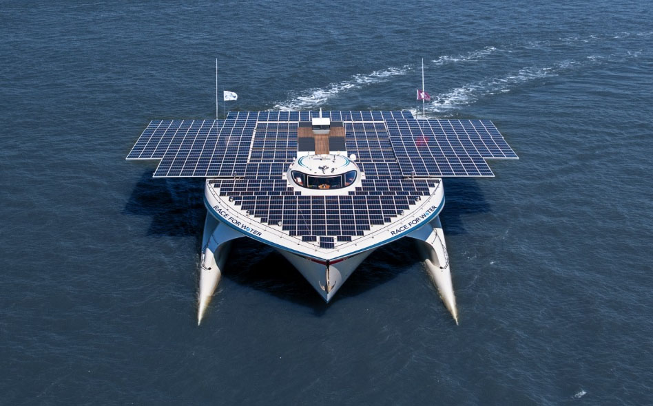 A loita contra os plásticos nos océanos, a bordo do barco solar máis grande do mundo